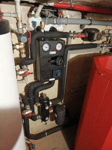 Montaż kotła na pellet - grupa pompowa, sprzęgło hydrauliczne i separator magnetyczny Jarocin