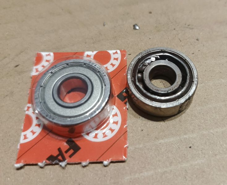 Zużyte i nowe łożysko silnika wentylatora