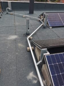 Profesjonalny montaż instalacji fotowoltaicznej i trasy kablowej wschód zachód na mikroinwerterach