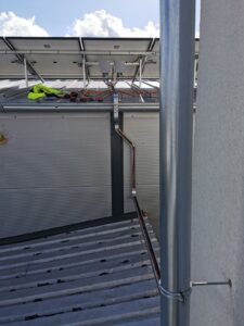 Montaż trasy kablowej DC instalacji fotowoltaicznej w korytach Baks