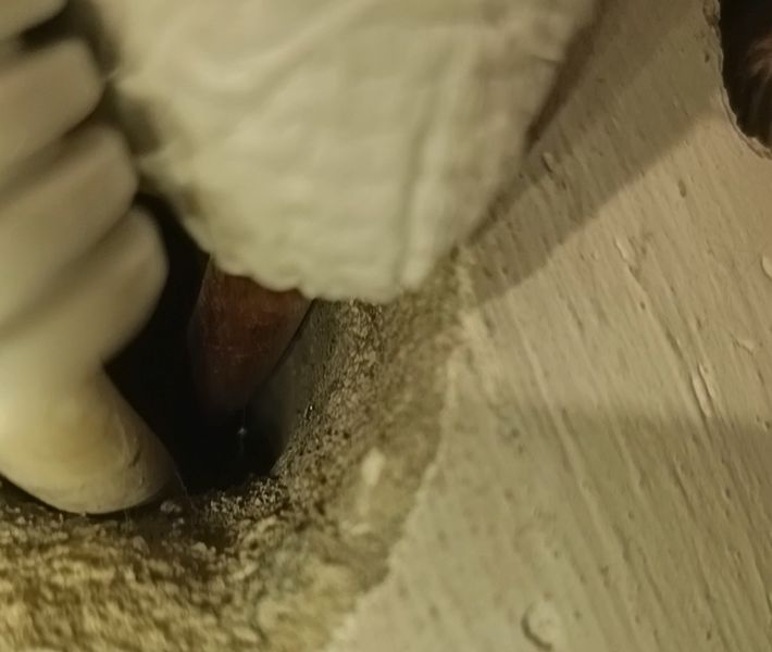 Fatalnie wykonana instalacja pompy ciepła w Mosinie koło Poznania. 
Rura chłodnicza bez izolacji termicznej w fundamencie.
