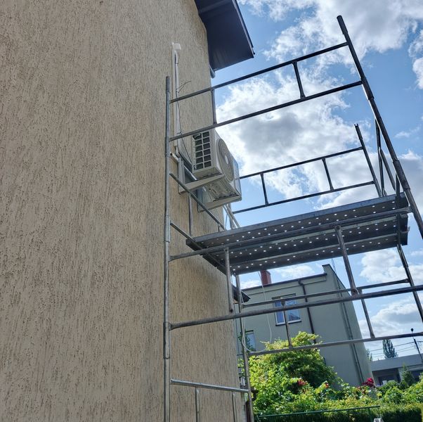 Montaż klimatyzacji z rusztowania